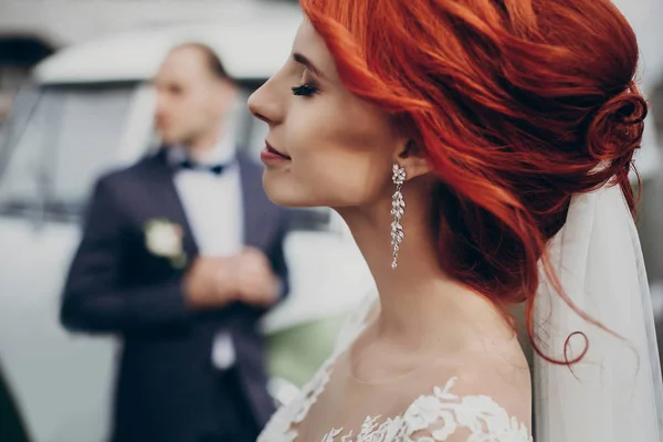 Menyasszony a vőlegény a háttérben — Stock Fotó