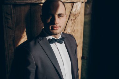 güneş ışığı altında poz damat