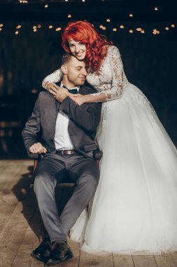 oturma ve onu sarılma gelin damat