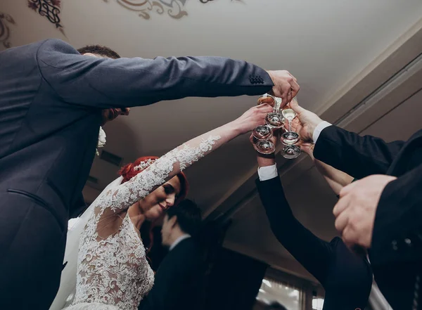 Mãos segurando copos de champanhe — Fotografia de Stock