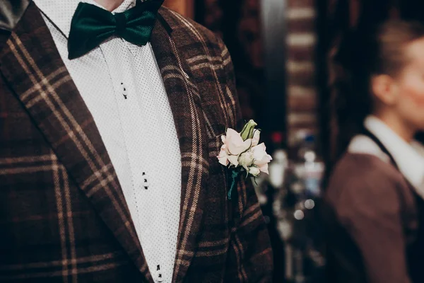 Boutonniere auf Bräutigam Anzug. — Stockfoto