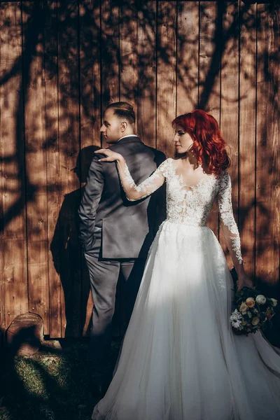 Wedding couple posing in sunlight — Stock Photo, Image