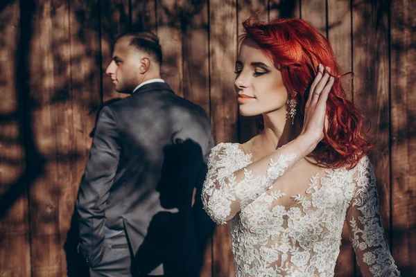 Casamento casal posando na luz do sol — Fotografia de Stock