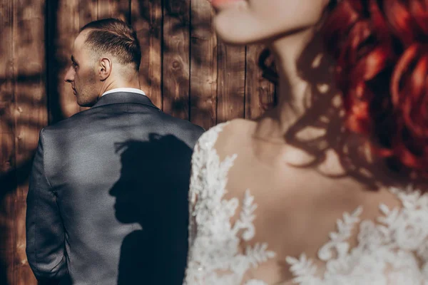 Hochzeitspaar posiert im Sonnenlicht — Stockfoto