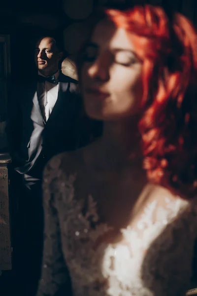 Bruden och brudgummen poserar i ljus — Stockfoto