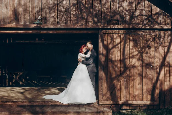 Bruidspaar knuffelen in zonlicht — Stockfoto