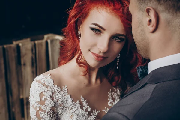 Retrato de noiva elegante e noivo — Fotografia de Stock