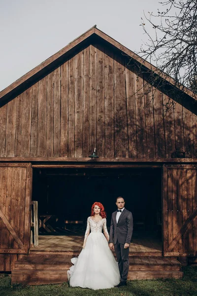 Casamento casal de pé no celeiro . — Fotografia de Stock