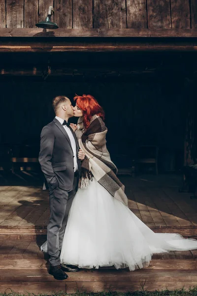 Recién casados posando con manta —  Fotos de Stock