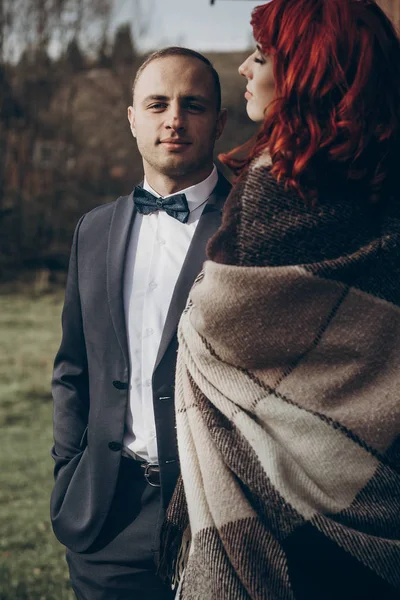 Recém-casados posando com cobertor — Fotografia de Stock