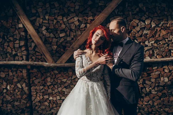 Casamento casal abraçando à luz do sol — Fotografia de Stock