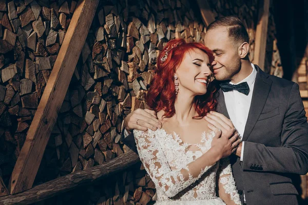 Casamento casal abraçando à luz do sol — Fotografia de Stock