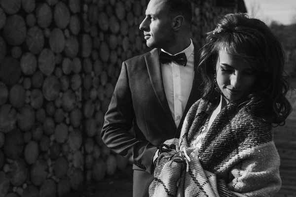 Recién casados posando con manta — Foto de Stock