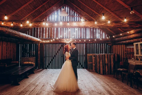 Newlyweds dancing at wedding reception — Stock Photo, Image