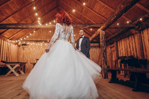 Recién casados bailando en recepción de bodas — Foto de Stock