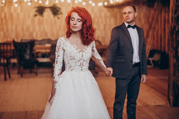 Recém-casados posando em celeiro de madeira rústica — Fotografia de Stock