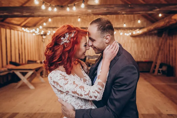 Newlyweds knuffelen onder retro lampen — Stockfoto