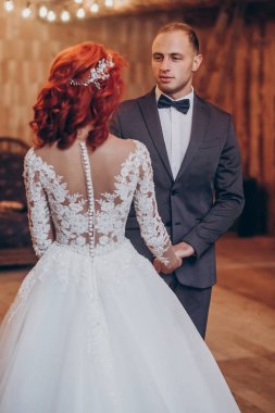 damat ve gelin tutuşup poz