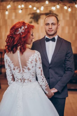 damat ve gelin tutuşup poz