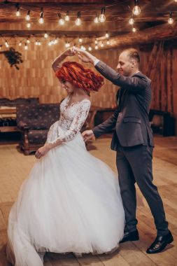 ampul ışıkları altında dans yeni evliler