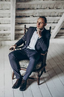 sandalyede oturan damat