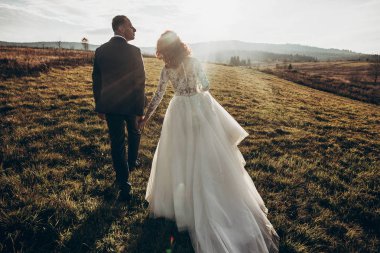 dağlarda yürüyüş yeni evliler