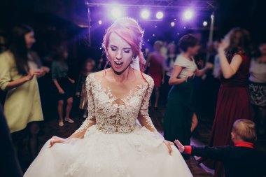 mutlu gelin düğünde dans