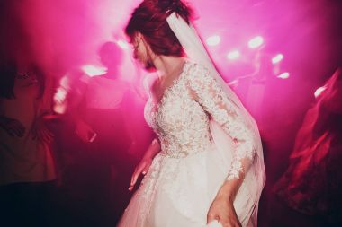 mutlu gelin düğünde dans