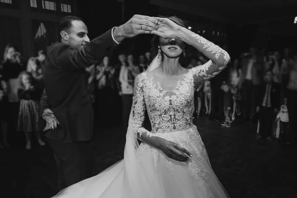 Nygifta utför första Dans — Stockfoto