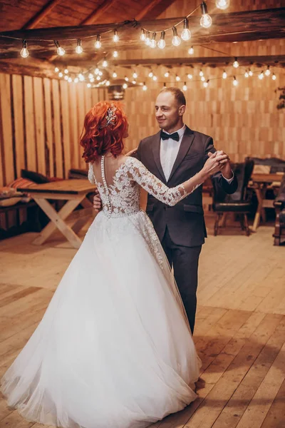 Sposi che ballano al ricevimento di nozze — Foto Stock