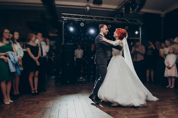 Recién casados realizando su primer baile —  Fotos de Stock