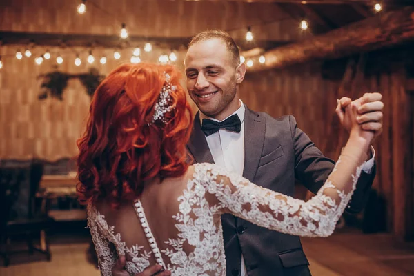 Recién casados realizando su primer baile — Foto de Stock