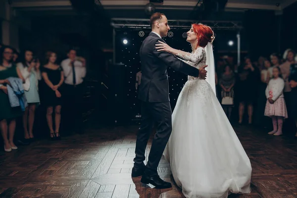 Recém-casados realizando primeira dança — Fotografia de Stock