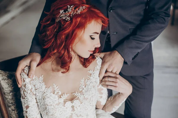 Brudgummen försiktigt kramar bruden — Stockfoto