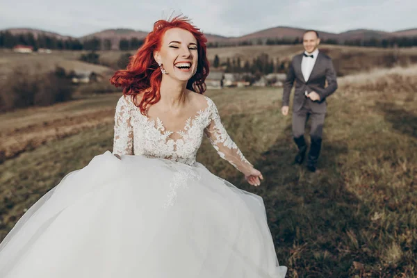 Recién casados corriendo en las montañas —  Fotos de Stock