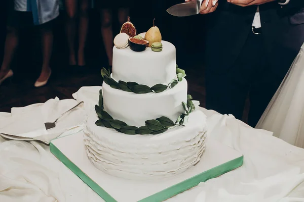 Весільний торт з зеленою грушею — стокове фото