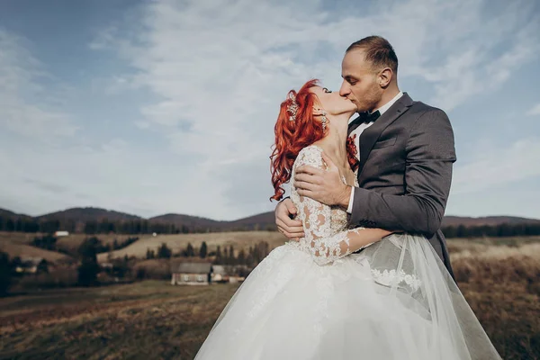 Yeni evliler dağlarda öpüşme — Stok fotoğraf