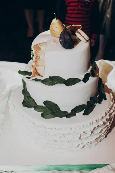 Pastel de boda con verde pera — Foto de Stock