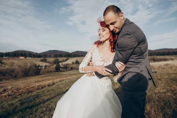 山に抱いて笑顔新婚夫婦 — ストック写真