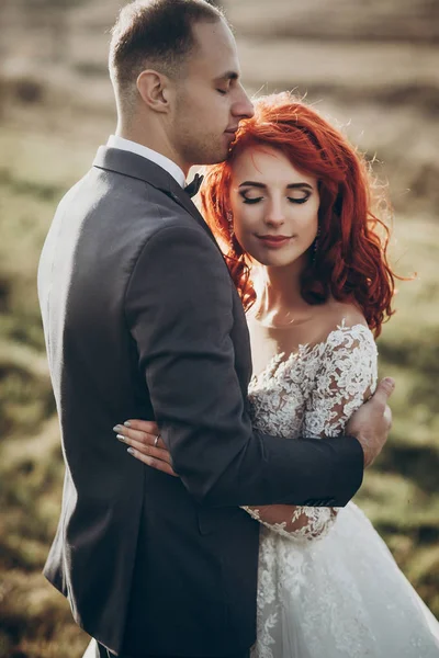 Stijlvolle bruid en bruidegom omarmen — Stockfoto