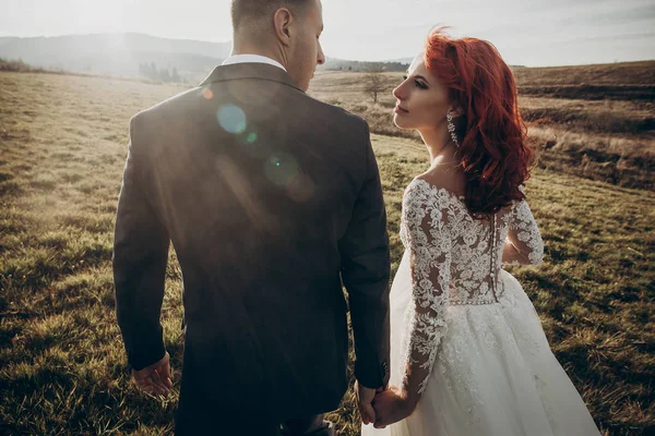 Recém-casados caminhando nas montanhas — Fotografia de Stock