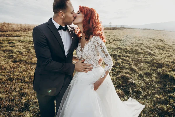 Hochzeitspaar küsst sich im Sonnenlicht — Stockfoto