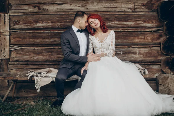 Pareja de boda sentado en el banco —  Fotos de Stock