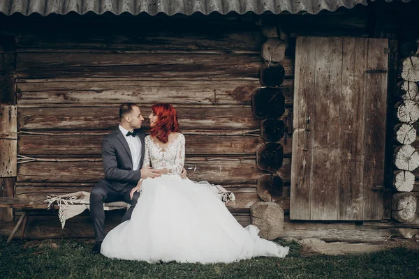 Casamento casal sentado no banco — Fotografia de Stock