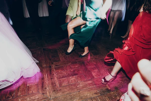 Guests and wedding couple having fun — Stock Photo, Image