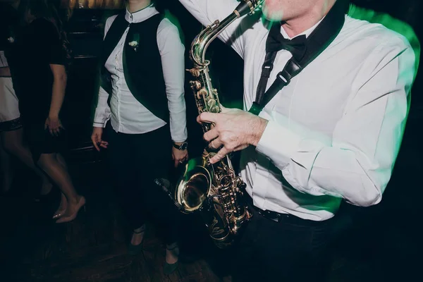 Hombre tocando en saxofón — Foto de Stock