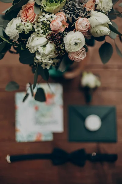 Uitnodiging, corsages en strikje — Stockfoto