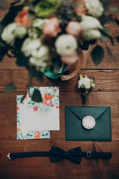 Uitnodiging, corsages en strikje — Stockfoto