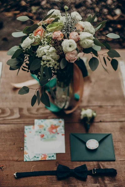 Wedding bouquet and invitation — Stock Photo, Image