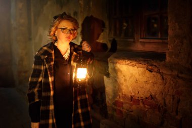 retro montlu sarışın kadın